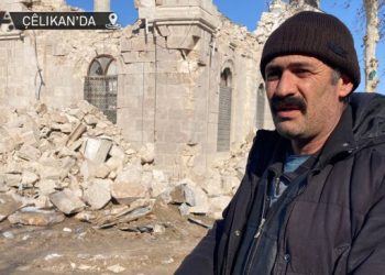 Çamurlu su ile hamur yoğurup beldeyi terk etmiyorlar