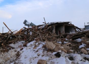 350 haneli köye devlet  helikopterle sadece 18 çadır bıraktı