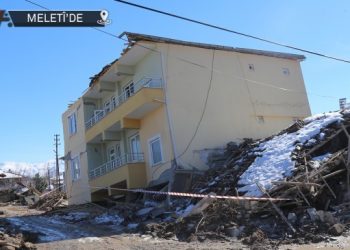 Köyün yüzde 80’i çöktü: Ölülerimizi bile kirlettiler