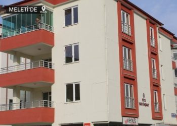 Yaşlı yurttaş ve engelli oğlu hasarlı binadan tahliye edilmeyi bekliyor