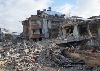 150 saat sonra enkazdan sağ çıkarıldılar