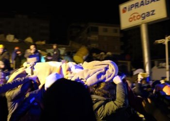 Merkez üssünde enkaz altından iki kişi sağ kurtarıldı