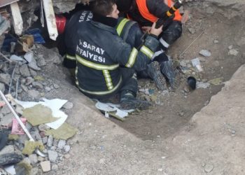 Gönüllü ekipler depremin 132’nci saatinde genç kadını kurtardı