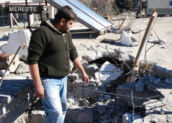 Enkaz altında soğukkanlı çaba: Tüm ailesini kurtardı