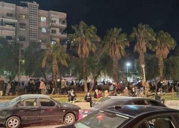 Depremden etkilenen Lübnan’da da halk sokakta