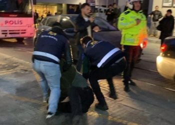 Kızılay’ın çadır satışını protesto eden TİP üyelerine gözaltı