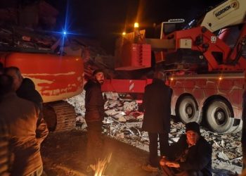 Bazarcix’ta enkazlarda yaşam belirtisi aranıyor