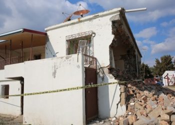 Köylüler ‘mesuliyet bize ait’ belgesi imzalayarak ağır hasarlı evde kalıyor