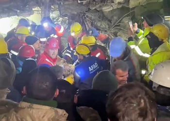 8 katlı binanın enkazından 70 saat sonra sağ çıktı