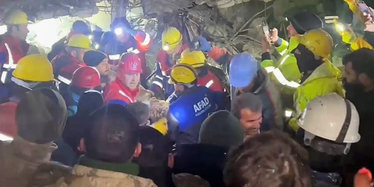 8 katlı binanın enkazından 70 saat sonra sağ çıktı