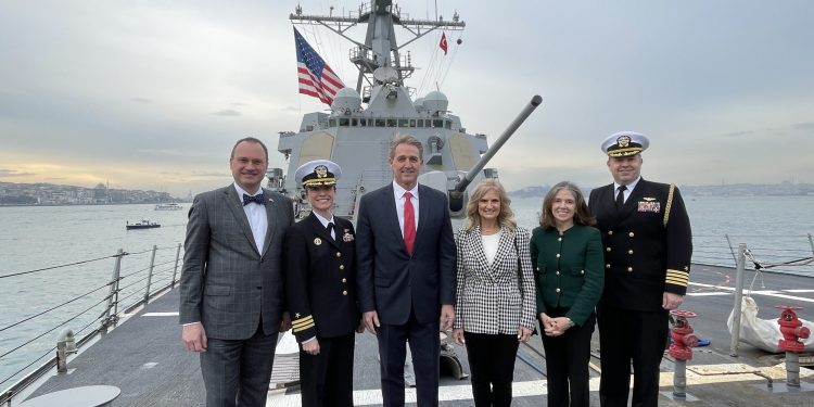ABD Büyükelçisi Boğaz’a demirleyen savaş gemisini ziyaret etti