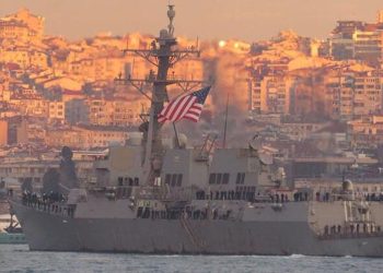 ABD savaş gemisi İstanbul Boğazı'nda demirledi