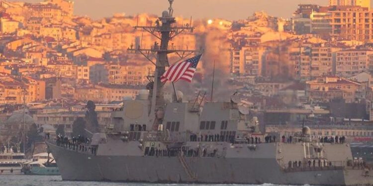 ABD savaş gemisi İstanbul Boğazı'nda demirledi