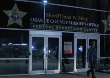 ABD’nin Florida eyaletindeki Orlando şehrinde, bir gazeteci, olay yerinde saatler önce işlenmiş bir cinayetin haberini yaptığı sırada, katil zanlısı tarafından vurularak öldürüldü.