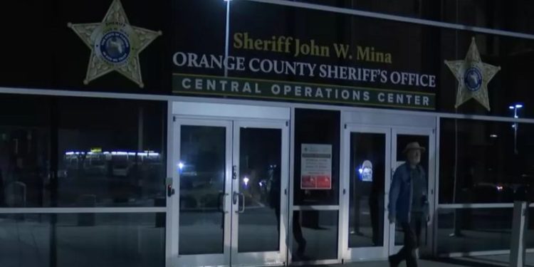 ABD’nin Florida eyaletindeki Orlando şehrinde, bir gazeteci, olay yerinde saatler önce işlenmiş bir cinayetin haberini yaptığı sırada, katil zanlısı tarafından vurularak öldürüldü.