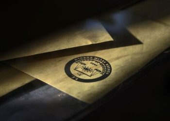 Depremin ardından, seçimlerin ileri bir tarihe ertelenip ertelenmeyeceği tartışmasında gözlerin çevrildiği Adalet ve Kalkınma Partisi’nde yapılan ilk değerlendirmelerde, “seçimin 14 Mayıs’ta, yetişemezse zamanında, yani 18 Haziran’da” yapılabileceği öngörüldü.