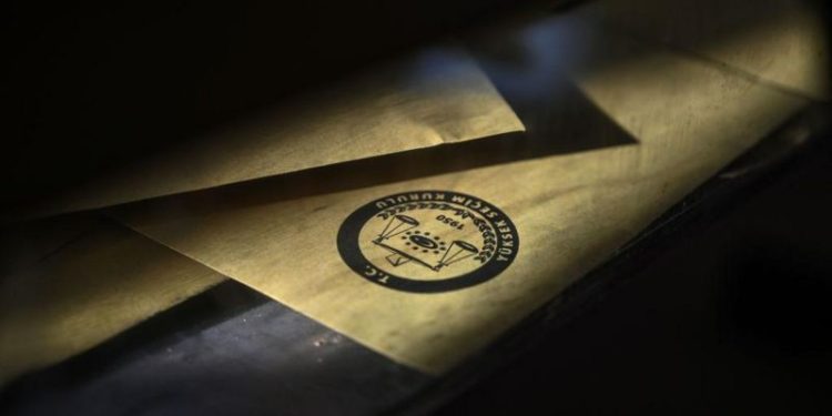 Depremin ardından, seçimlerin ileri bir tarihe ertelenip ertelenmeyeceği tartışmasında gözlerin çevrildiği Adalet ve Kalkınma Partisi’nde yapılan ilk değerlendirmelerde, “seçimin 14 Mayıs’ta, yetişemezse zamanında, yani 18 Haziran’da” yapılabileceği öngörüldü.