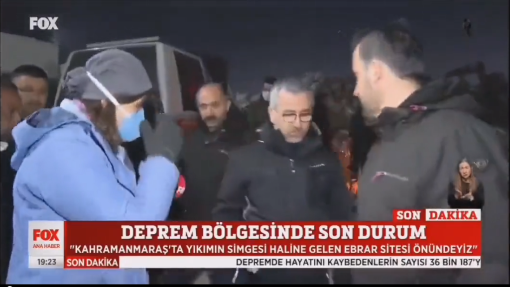 AKP’li Başkan ile konuşmak isteyen depremzede: Ne vuruyorsun, sen kimsin?