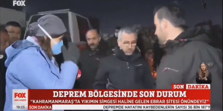 AKP’li Başkan ile konuşmak isteyen depremzede: Ne vuruyorsun, sen kimsin?