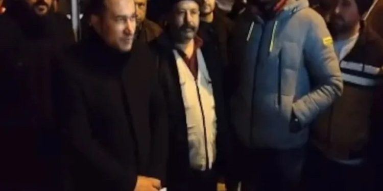 AKP’li başkan, ‘binalar hasarlı’ diyen depremzedeyi çadırda gözaltına aldırdı