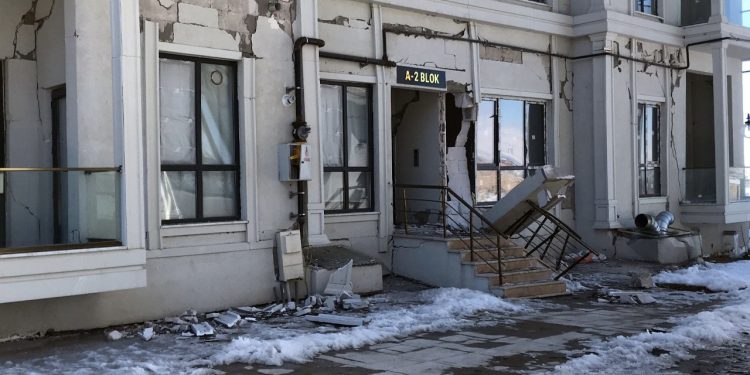 AKP’li belediyenin depreme dayanıklı dediği konutlar ağır hasar aldı