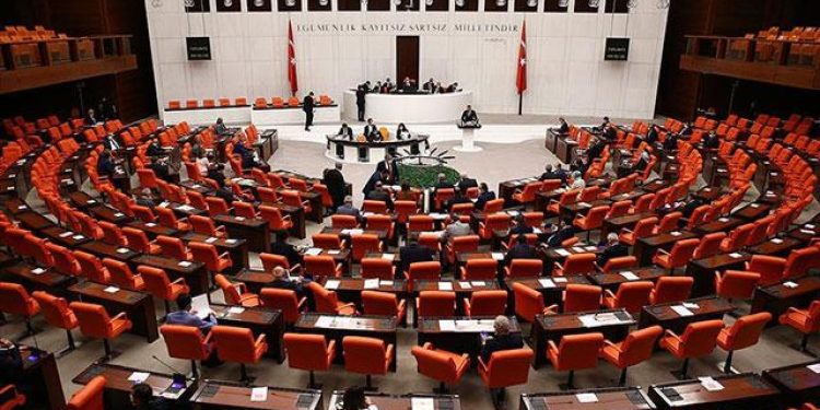 AKP'li vekiller Genel Kurul için yeterli sayıya yine ulaşamadı