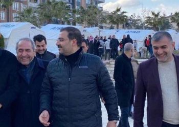 AKP’liler deprem bölgesinde kahkaha atıyor: ‘Beylerin keyfi yerinde’