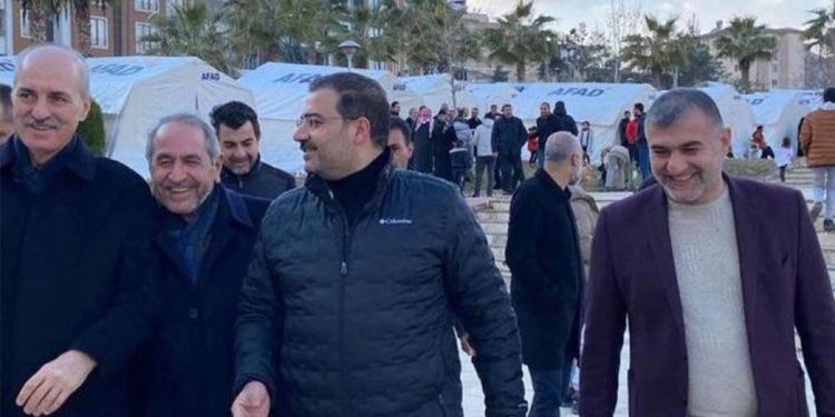 AKP’liler deprem bölgesinde kahkaha atıyor: ‘Beylerin keyfi yerinde’