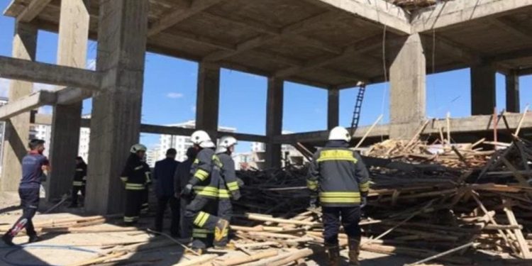 Adana'da depremden önce başlanan inşaat çalışmaları durduruldu