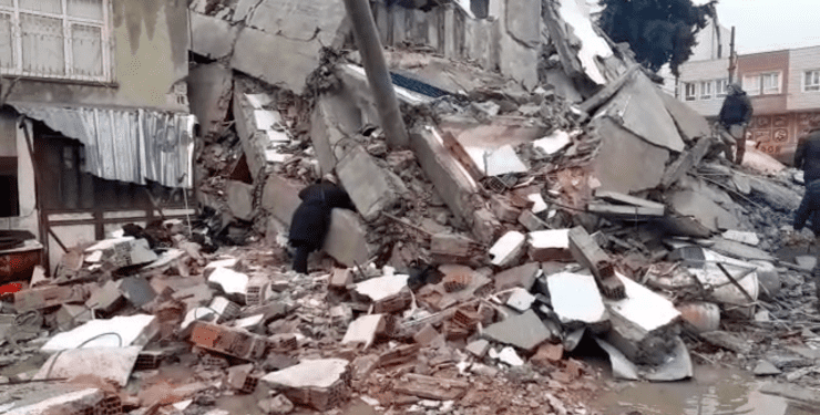 Adıyaman merkezde vatandaşlar, yakınlarını enkaz altından kendi imkanlarıyla kurtarmaya çalışırken yetkililerden henüz kimse bölgeye gelmediği için arama kurtarma çalışmaları başlamadı.