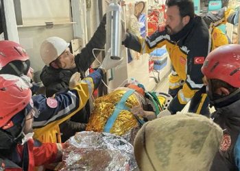 Adıyaman’da 212’nci saatte 77 yaşındaki kadın sağ kurtarıldı