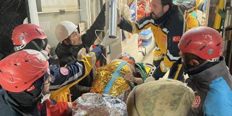 Adıyaman’da 212’nci saatte 77 yaşındaki kadın sağ kurtarıldı