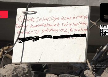 Adıyaman'da deprem sonrası: 'Evimizi yıkmayın' yazan da var, yaşadığını ispatlamaya çalışan da