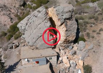 Adıyaman'da dev kayalar köye düştü: Ortadan ayrılan kaya havadan görüntülendi