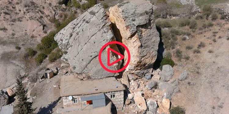 Adıyaman'da dev kayalar köye düştü: Ortadan ayrılan kaya havadan görüntülendi