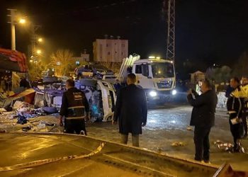 Afet bölgesinde iki kamyon, askeri araca çarptı: İki ölü, dört yaralı