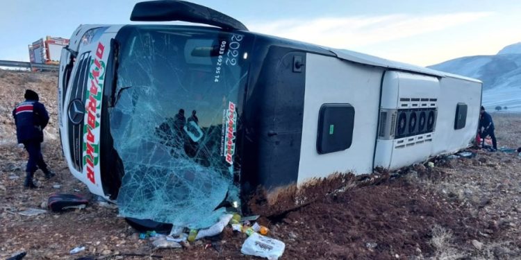 Afyonkarahisar’da yolcu otobüsü devrildi: 8 ölü, 35 yaralı