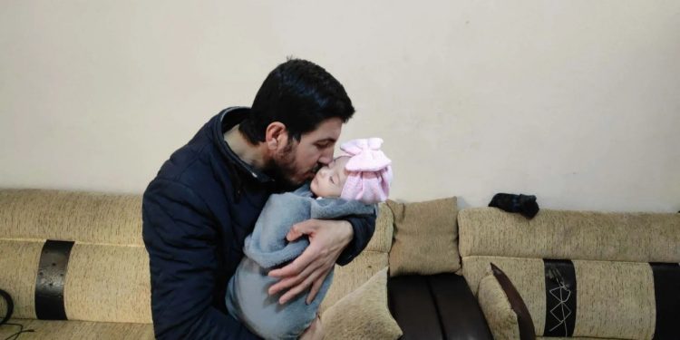 Ailesini depremde kaybeden 2 aylık Fatma bebeği amcası ve teyzesi büyütecek