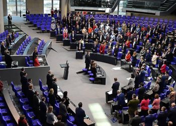 Alman Meclisi'nde depremlerde hayatını kaybedenler için saygı duruşunda bulunuldu