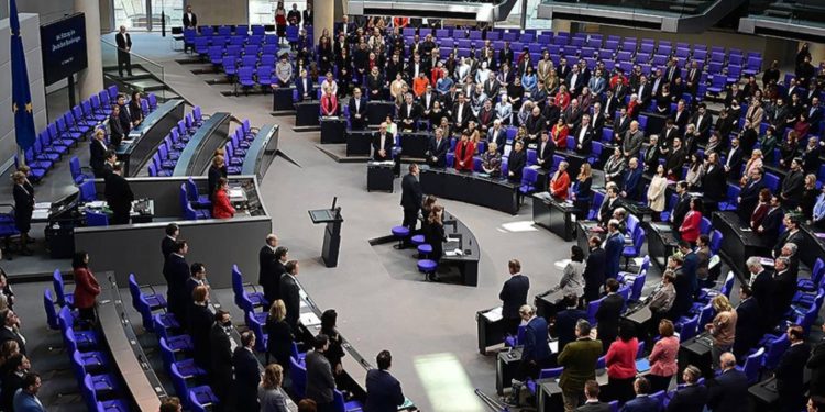 Alman Meclisi'nde depremlerde hayatını kaybedenler için saygı duruşunda bulunuldu