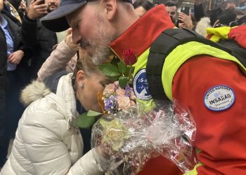 Alman arama kurtarma ekipleri ülkelerinde çiçeklerle karşılandı