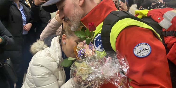 Alman arama kurtarma ekipleri ülkelerinde çiçeklerle karşılandı