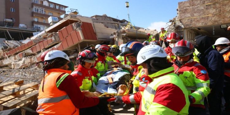 Alman ekibin 104 saat sonra enkazdan çıkardığı Zeynep Kahraman öldü