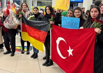 Almanya'ya dönen kurtarma ekiplerini Türkler karşıladı