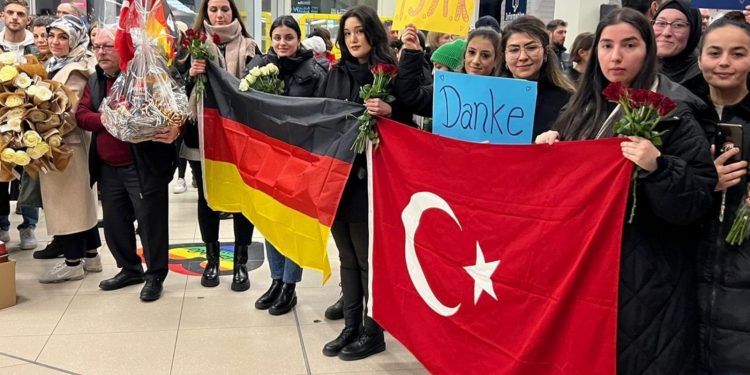 Almanya'ya dönen kurtarma ekiplerini Türkler karşıladı