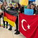 Almanya'ya dönen kurtarma ekiplerini Türkler karşıladı