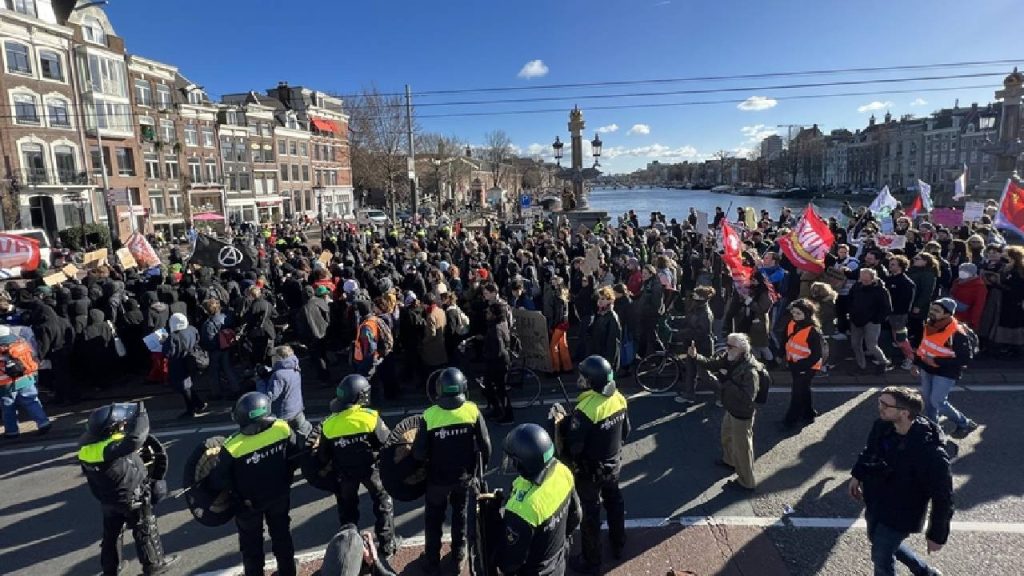 Amsterdam’da yüzlerce kişi konut sıkıntısı ve yüksek kiralara karşı sokağa çıktı