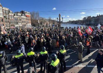 Amsterdam’da yüzlerce kişi konut sıkıntısı ve yüksek kiralara karşı sokağa çıktı