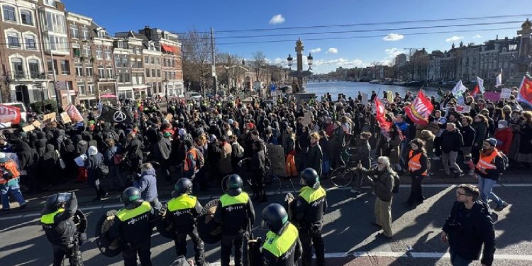 Amsterdam’da yüzlerce kişi konut sıkıntısı ve yüksek kiralara karşı sokağa çıktı