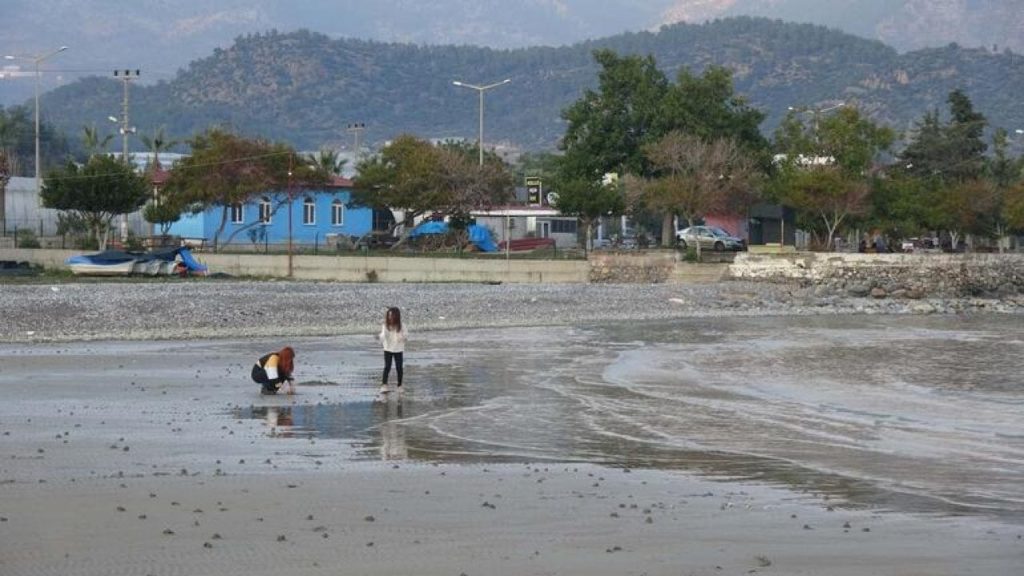 Anamur ve Bozyazı'da deniz çekildi: 'Çekilen su bu defa geri gelmedi'